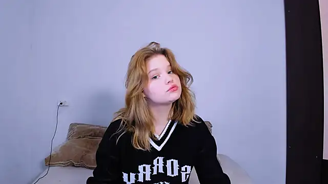 Snapshot of LaseyMoon chatting on 10/15/25, 10:18 LaseyMoon online show from 10/15/25, 10:18