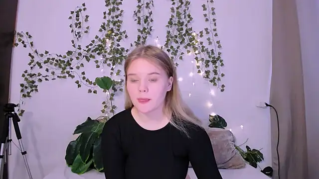 Snapshot of LaseyMoon chatting on 03/17/25, 04:08 LaseyMoon online show from 03/17/25, 04:08