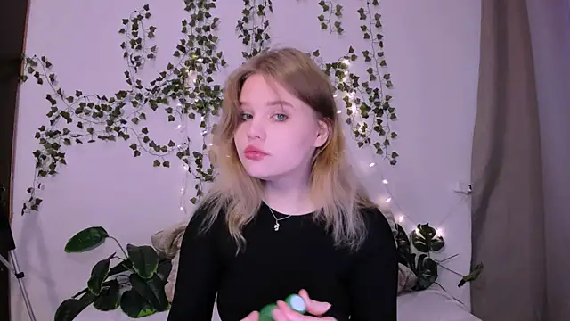 Snapshot of LaseyMoon chatting on 03/20/25, 01:13 LaseyMoon online show from 03/20/25, 01:13