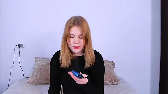 Snapshot of LaseyMoon chatting on 10/25/25, 02:11 LaseyMoon online show from 10/25/25, 02:11