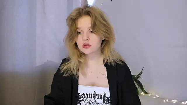 Snapshot of LaseyMoon chatting on 03/11/25, 01:26 LaseyMoon online show from 03/11/25, 01:26