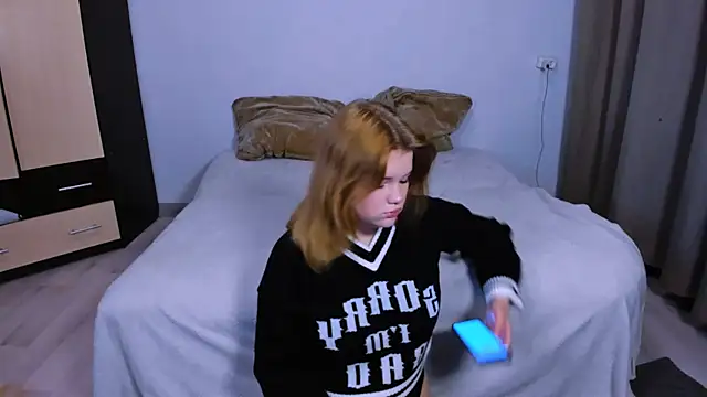 Snapshot of LaseyMoon chatting on 10/07/25, 11:44 LaseyMoon online show from 10/07/25, 11:44