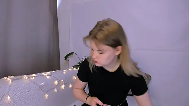 Snapshot of LaseyMoon chatting on 03/12/25, 01:25 LaseyMoon online show from 03/12/25, 01:25