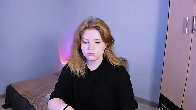 Snapshot of LaseyMoon chatting on 11/08/25, 01:42 LaseyMoon online show from 11/08/25, 01:42