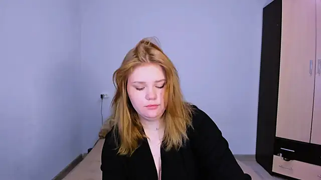 Snapshot of LaseyMoon chatting on 11/25/25, 02:45 LaseyMoon online show from 11/25/25, 02:45