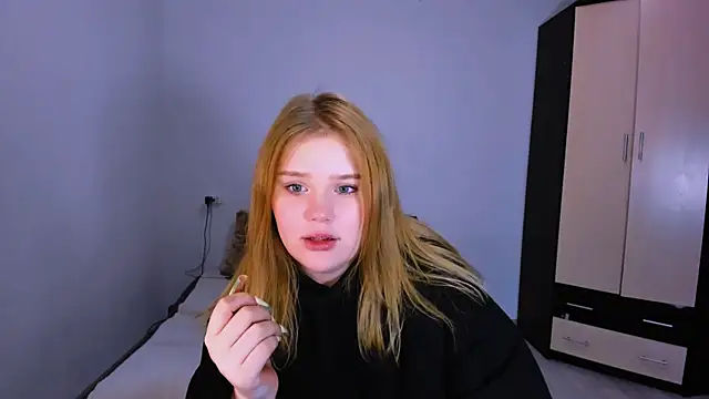 LaseyMoon online show from 12/19/25, 09:33