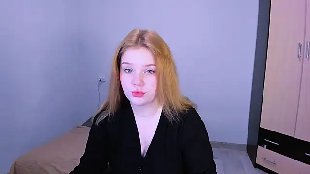 Snapshot of LaseyMoon chatting on 12/04/25, 01:37 LaseyMoon online show from 12/04/25, 01:37