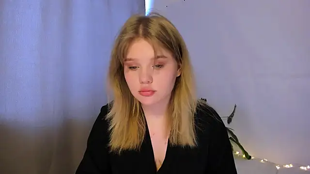 Snapshot of LaseyMoon chatting on 03/10/25, 04:17 LaseyMoon online show from 03/10/25, 04:17