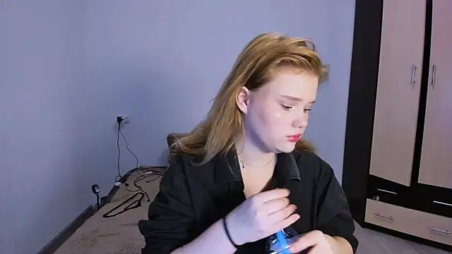 Snapshot of LaseyMoon chatting on 11/21/25, 09:19 LaseyMoon online show from 11/21/25, 09:19