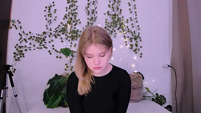 Snapshot of LaseyMoon chatting on 03/17/25, 01:03 LaseyMoon online show from 03/17/25, 01:03