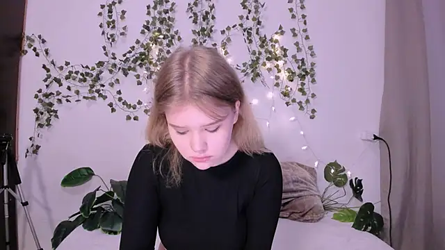 Snapshot of LaseyMoon chatting on 03/19/25, 01:21 LaseyMoon online show from 03/19/25, 01:21