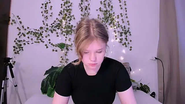 Snapshot of LaseyMoon chatting on 03/14/25, 04:21 LaseyMoon online show from 03/14/25, 04:21