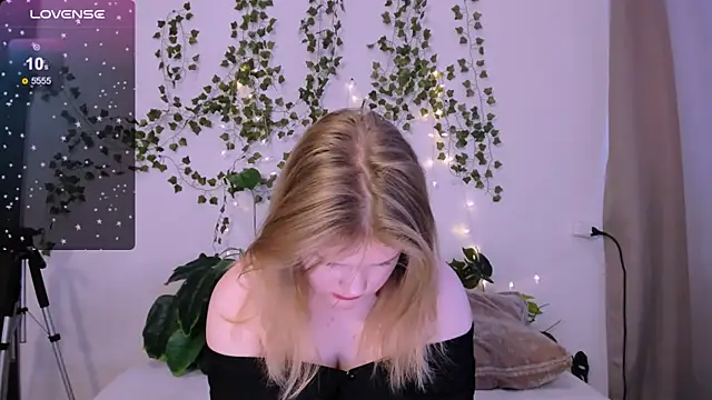 Snapshot of LaseyMoon chatting on 03/13/25, 04:16 LaseyMoon online show from 03/13/25, 04:16