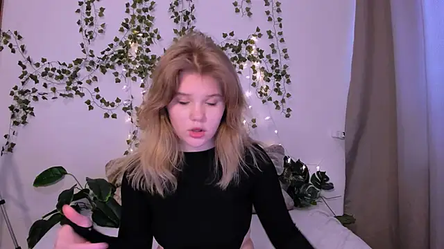 Snapshot of LaseyMoon chatting on 03/20/25, 04:18 LaseyMoon online show from 03/20/25, 04:18