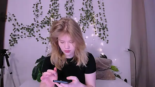 Snapshot of LaseyMoon chatting on 03/14/25, 01:16 LaseyMoon online show from 03/14/25, 01:16