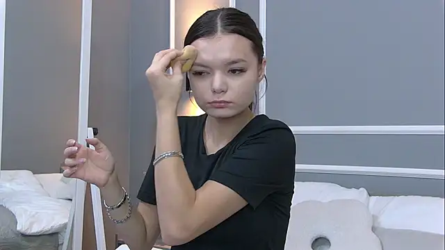 AsterQuinn online show from 10/25/25, 03:45