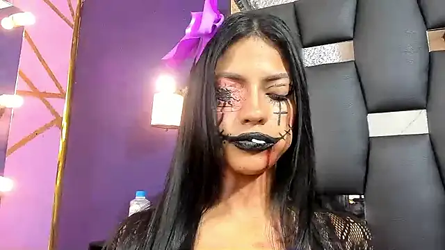 Snapshot of EMYCLARK01 chatting on 10/27/25, 12:17 EMYCLARK01 online show from 10/27/25, 12:17