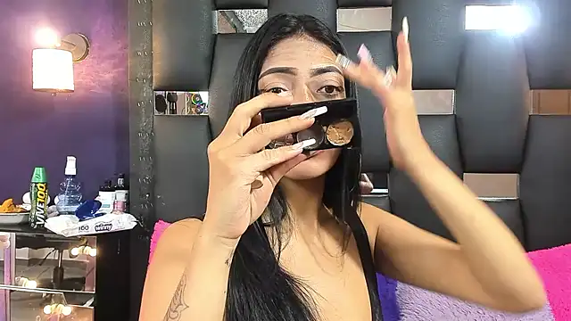 Snapshot of EMYCLARK01 chatting on 10/12/25, 10:22 EMYCLARK01 online show from 10/12/25, 10:22