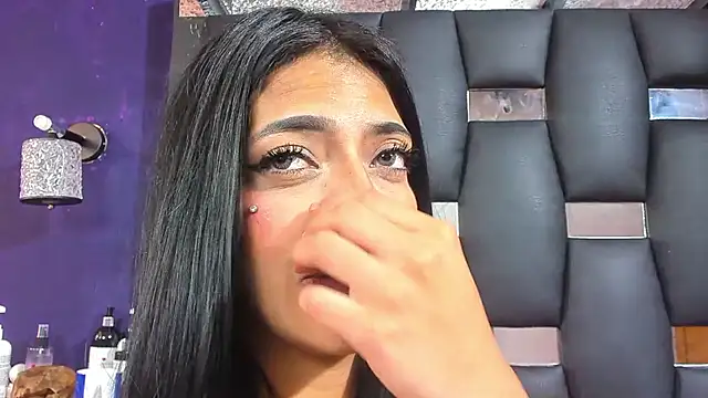 Snapshot of EMYCLARK01 chatting on 12/04/25, 03:33 EMYCLARK01 online show from 12/04/25, 03:33