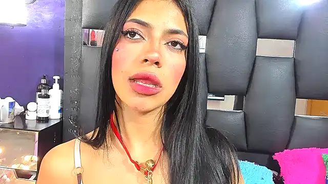 Snapshot of EMYCLARK01 chatting on 12/15/25, 11:27 EMYCLARK01 online show from 12/15/25, 11:27