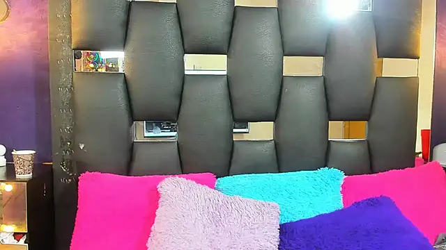 Snapshot of EMYCLARK01 chatting on 09/13/25, 04:23 EMYCLARK01 online show from 09/13/25, 04:23