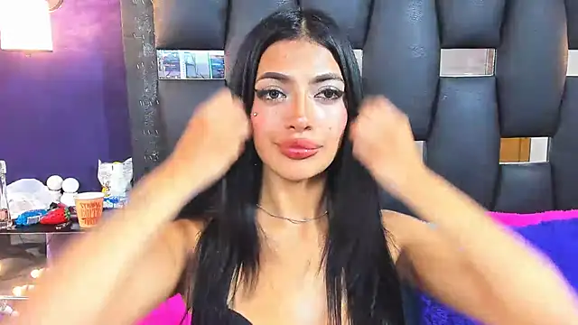 Snapshot of EMYCLARK01 chatting on 09/16/25, 01:06 EMYCLARK01 online show from 09/16/25, 01:06