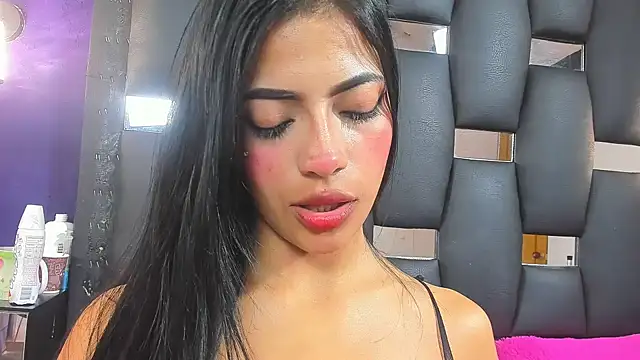 Snapshot of EMYCLARK01 chatting on 11/15/25, 09:52 EMYCLARK01 online show from 11/15/25, 09:52