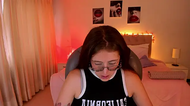 Emily Warren  online show from 10/28/25, 08:08