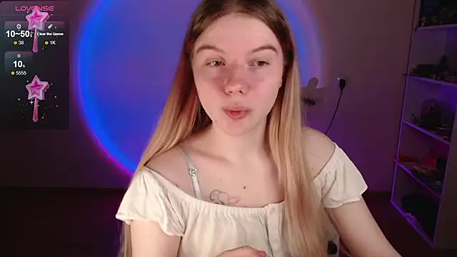 Strawberry juli online show from 04/17/26, 05:10