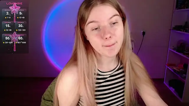 Strawberry juli online show from 04/19/26, 01:34