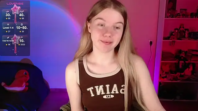 Strawberry juli online show from 05/18/26, 05:45