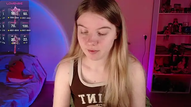 Strawberry juli online show from 05/19/26, 05:36