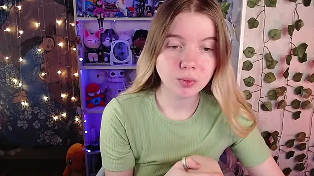 Strawberry juli online show from 02/28/25, 02:09