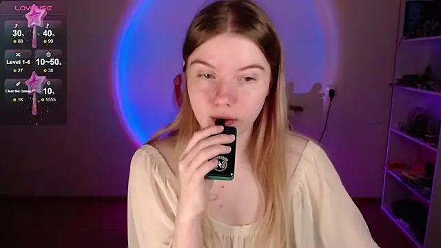 Strawberry juli online show from 05/04/26, 01:09