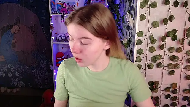 Strawberry juli online show from 03/04/25, 01:45