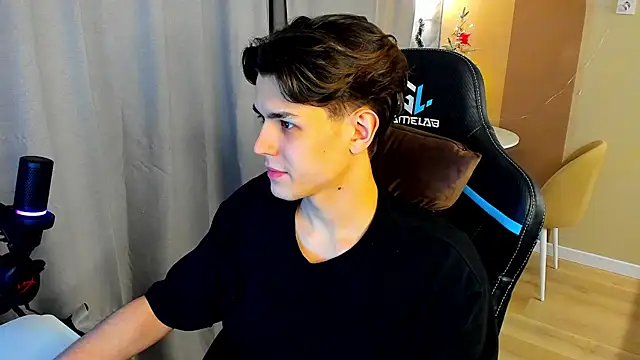 Snapshot of TravisRevas chatting on 12/16/25, 04:33 TravisRevas online show from 12/16/25, 04:33