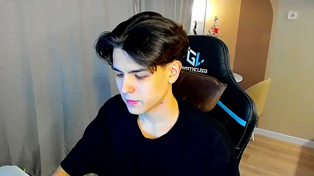 Snapshot of TravisRevas chatting on 12/19/25, 05:15 TravisRevas online show from 12/19/25, 05:15