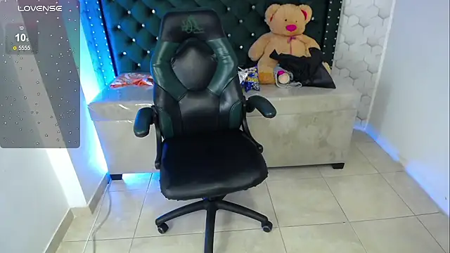 Sarah evansm online show from 11/06/25, 01:42