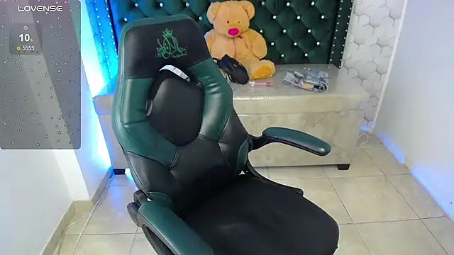 Sarah evansm online show from 10/30/25, 02:54