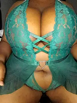 Snapshot of wamie12 chatting on 09/29/25, 10:37 wamie12 online show from 09/29/25, 10:37