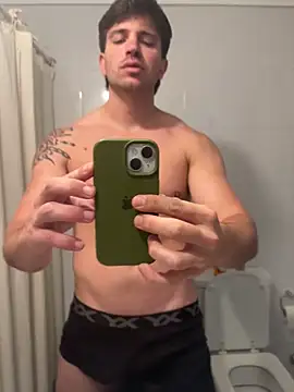 Snapshot of shuki0101 chatting on 10/29/25, 04:06 shuki0101 online show from 10/29/25, 04:06