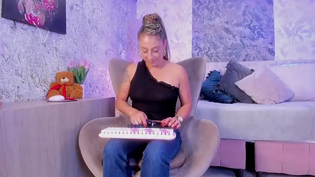 Liannaa  online show from 09/18/25, 07:39