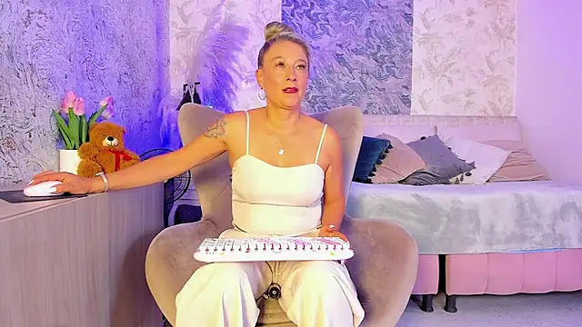 Liannaa  online show from 07/08/26, 07:25