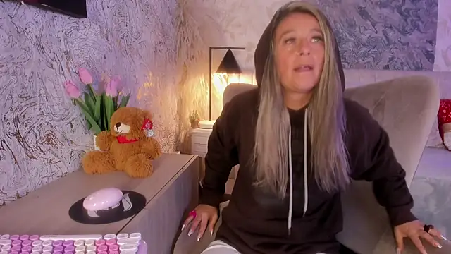 Snapshot of Liannaa_ chatting on 12/21/25, 12:51 Liannaa online show from 12/21/25, 12:51