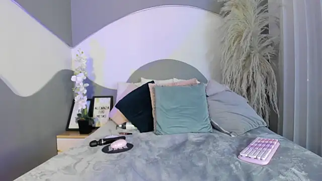 Liannaa  online show from 04/17/26, 11:57