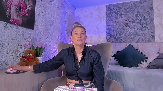 Liannaa  online show from 11/20/25, 07:47