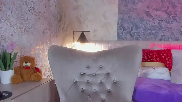 Arianaa collins online show from 12/17/25, 12:10