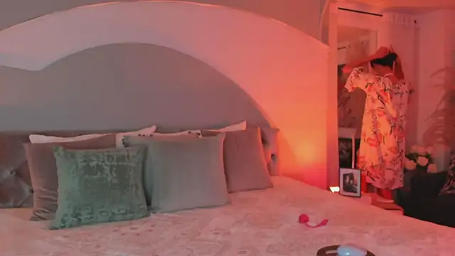 Elizabeth clark  online show from 10/24/25, 08:08