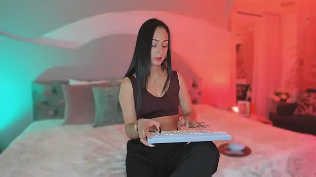 Elizabeth clark  online show from 10/25/25, 07:58