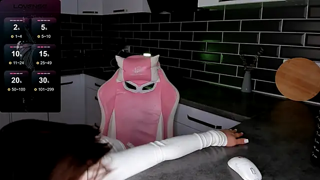 Snapshot of ShaiyaMinn3 chatting on 12/19/25, 05:37 ShaiyaMinn3 online show from 12/19/25, 05:37